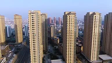航拍现代都市高楼耸立的城市视频的预览图